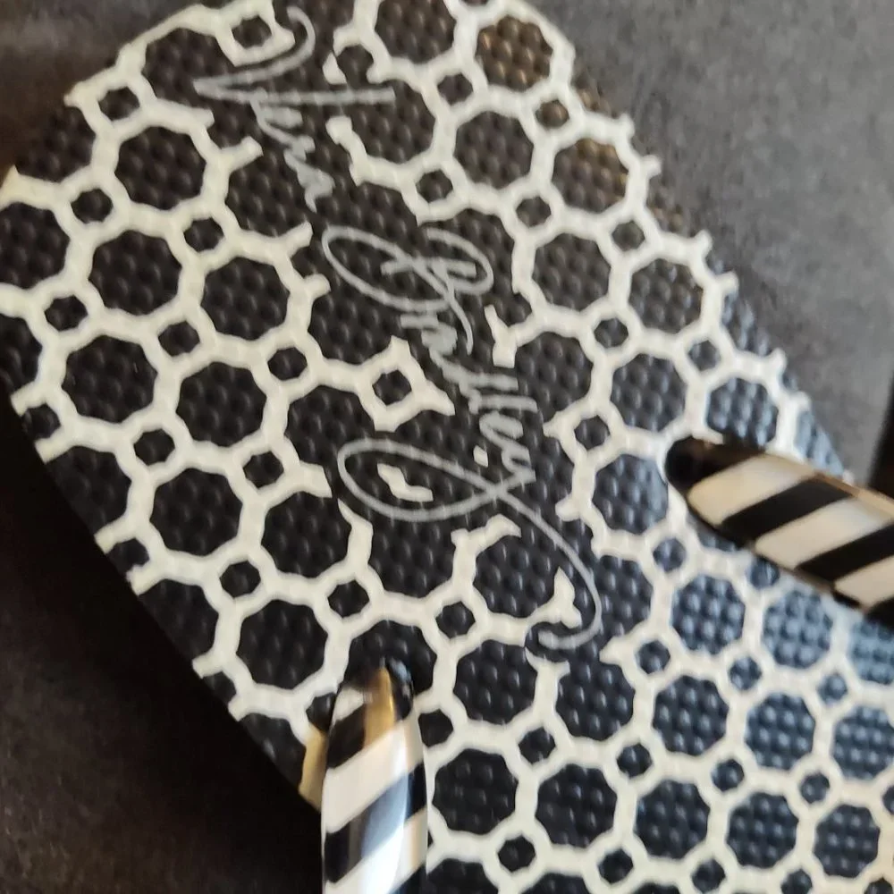 VERA BRADLEY FLIP FLOPS - SIZE 6.5 - BLACK & WHITE - Picture 3 of 3